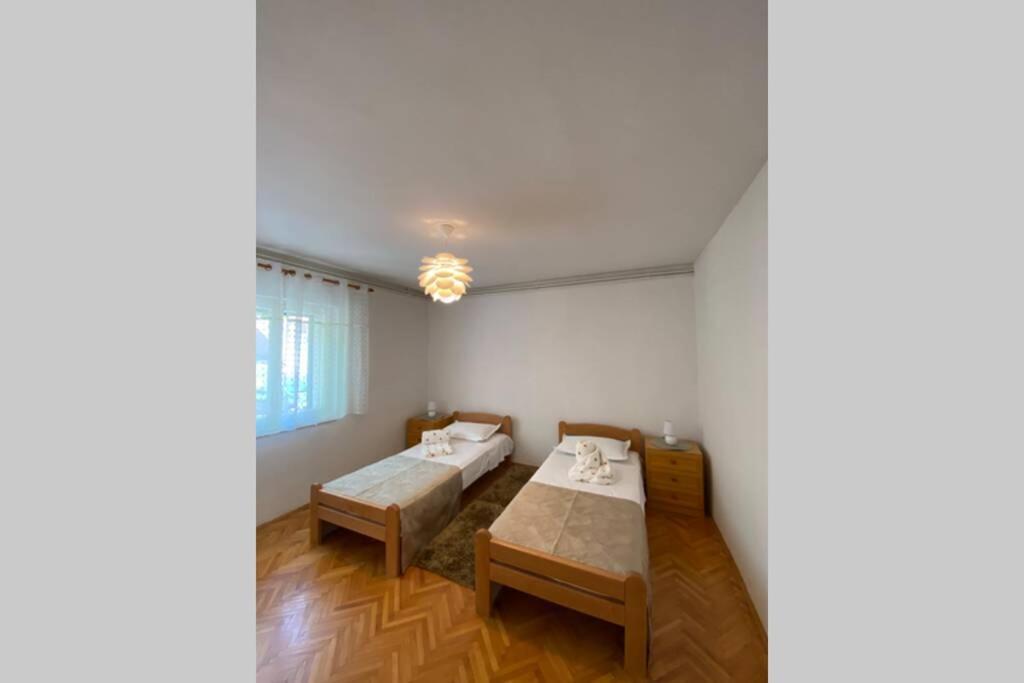 Comfy Apartment In A Quiet Neighborhood ชิเบนิก ภายนอก รูปภาพ
