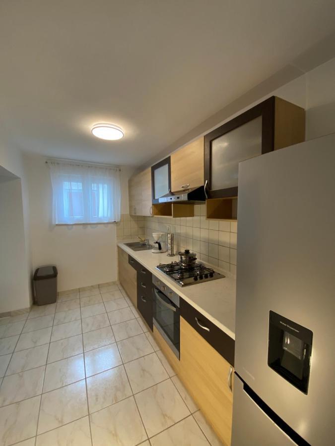 Comfy Apartment In A Quiet Neighborhood ชิเบนิก ภายนอก รูปภาพ