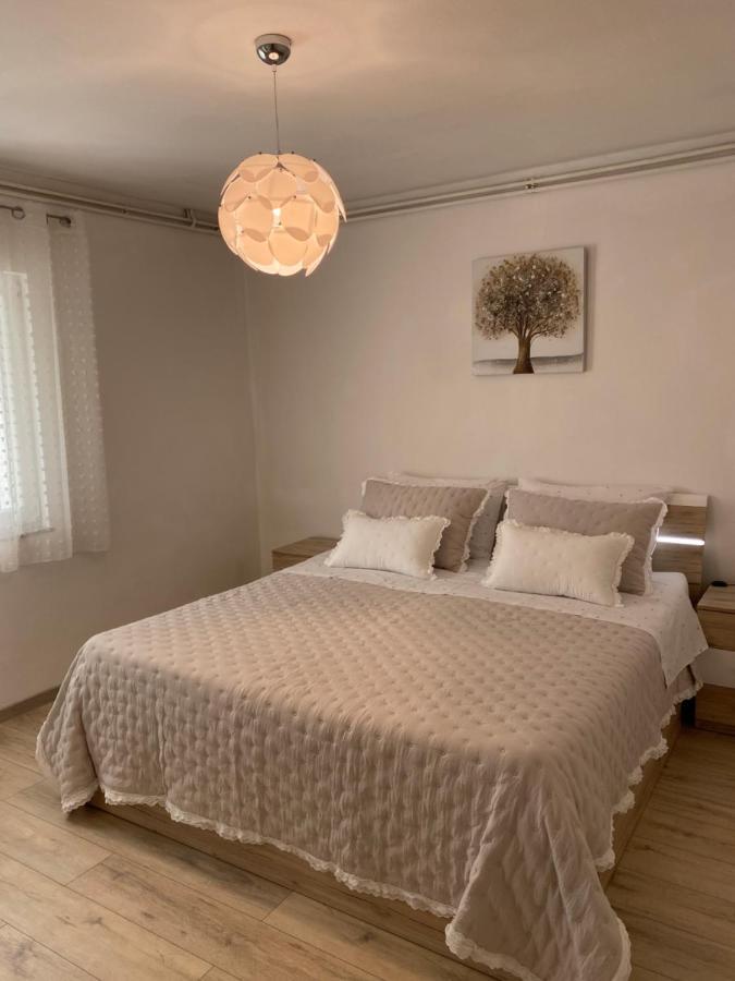 Comfy Apartment In A Quiet Neighborhood ชิเบนิก ภายนอก รูปภาพ
