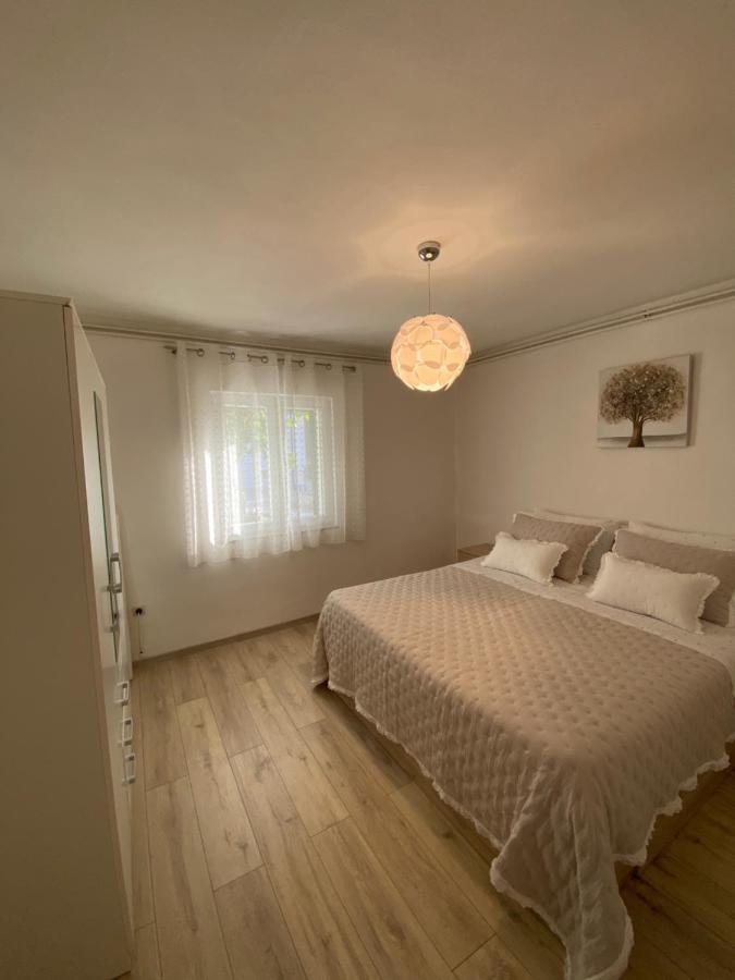 Comfy Apartment In A Quiet Neighborhood ชิเบนิก ภายนอก รูปภาพ
