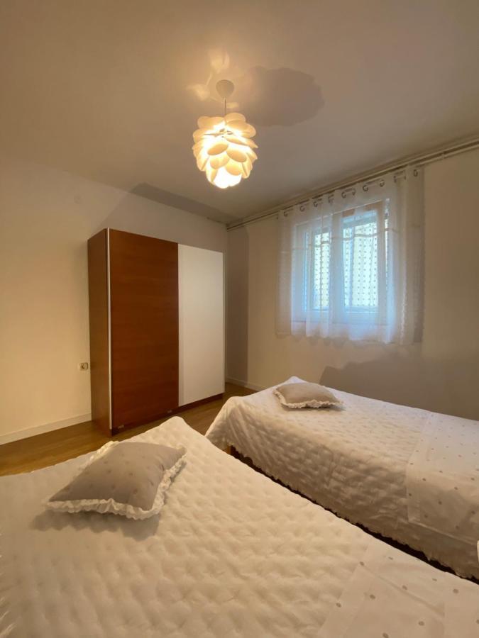 Comfy Apartment In A Quiet Neighborhood ชิเบนิก ภายนอก รูปภาพ